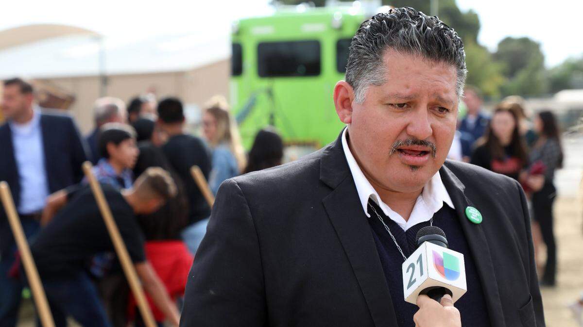El alcalde de Huron, Rey León, aquí en una rueda de prensa en 2018, cree que la mejora de las líneas eléctricas convertirá al Valle Central en una fuente privilegiada de energía solar.