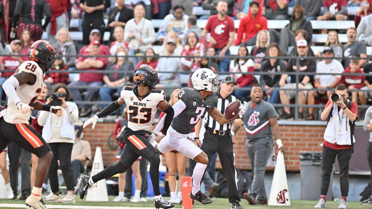 Former San Joaquin Memorial and Fresno State WR Josh Kelly hauls in a one-handed touchdown reception for Washington State against Oregon State on Saturday, Sept. 23, 2023.