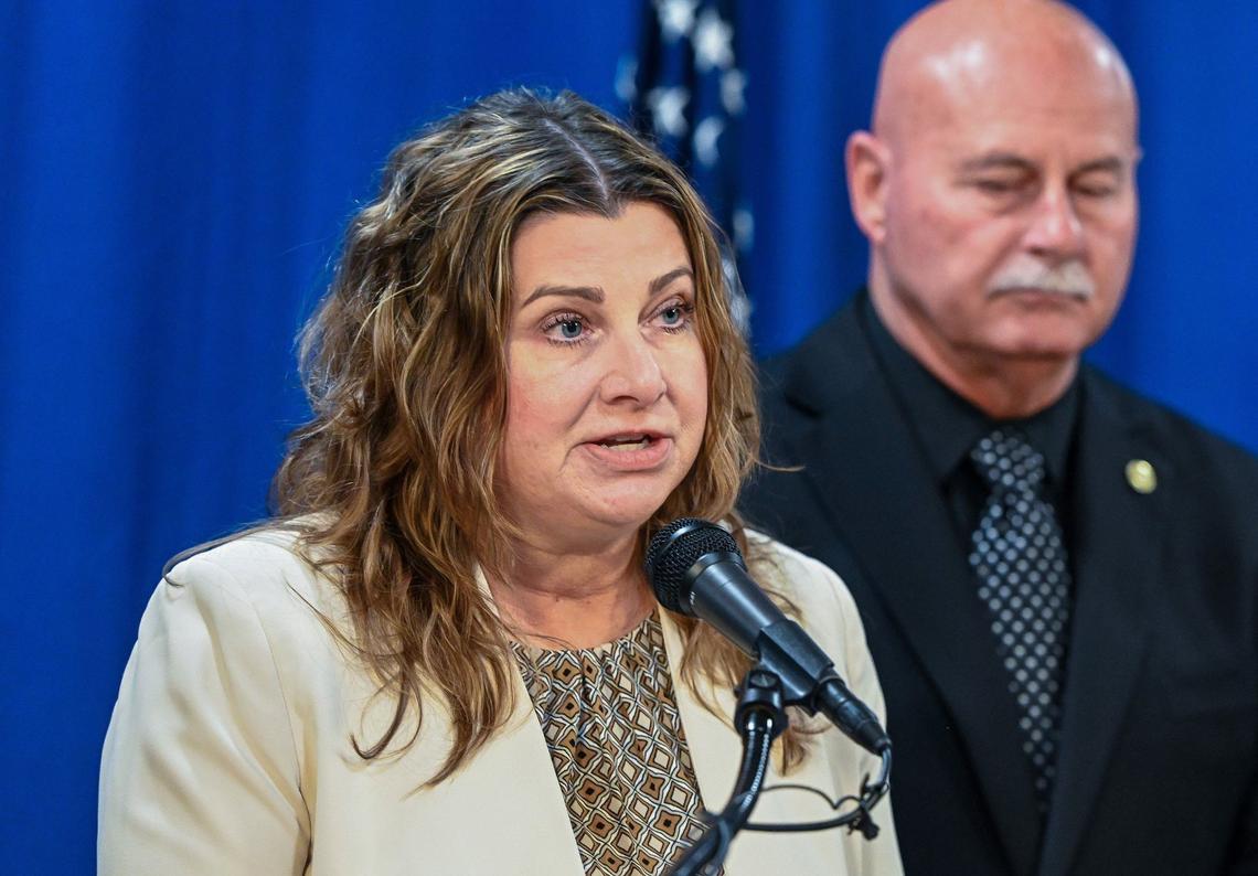 La administradora municipal de Fresno, Georgeanne White, se dirige a los medios durante una rueda de prensa en la que se anuncó la dimisión del jefe de Policía de la ciudad, Paco Balderrama, tras el escándalo por la relación inapropiada de este con la esposa de un agente, en el Ayuntamiento de Fresno, el martes 25 de junio de 2024.