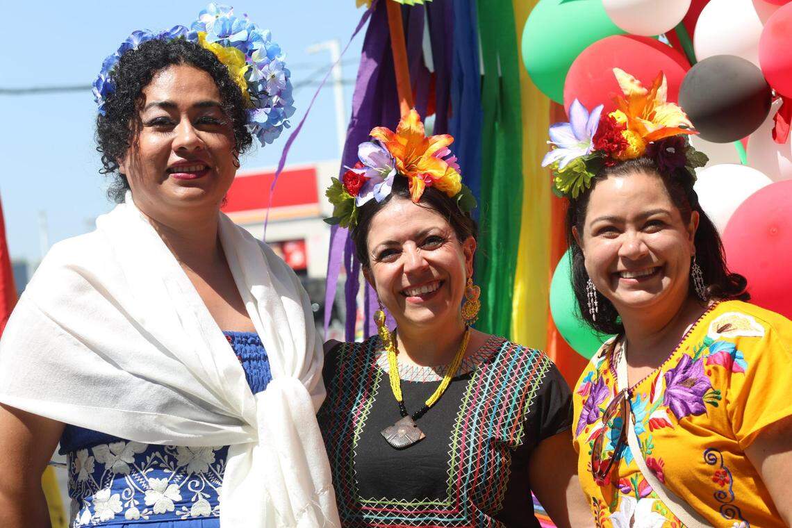 La activista independiente Rubí Juárez, la cónsul adscrita Nuria Zúñiga, y Adriana González Carrillo, cónsul titular del Consulado de México en Fresno, antes del desfile Fresno Rainbow Pride Parade en el Distrito Tower el 3 de junio de 2023.