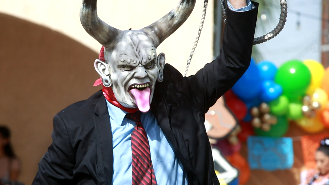 Mixtecos Unidos se presentaron recientemente con La Danza de los Diablos en la novena celebración de Día de los Muertos organizada por Kings Cultural Center el 23 de octubre en la ciudad de Armona en el condado de Kings.