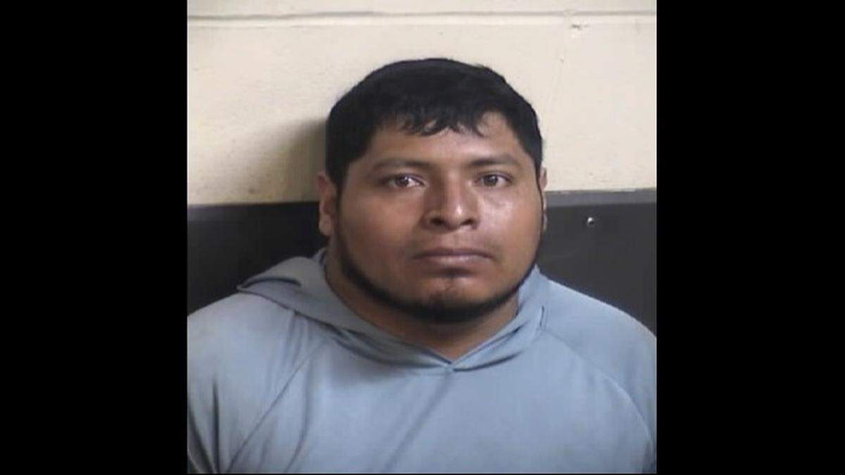 Police said 27-year-old Elias Panzo Temoxtle was arrested after he allegedly tried to lure a 12-year-old into his van.