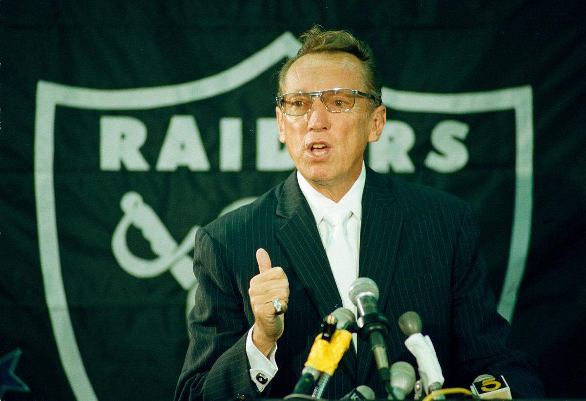 Former Los Angeles Raiders owner Al Davis announces at news conference in El Segundo, Calif., Friday August 21, 1987 that he has signed an agreement to move the team from the Los Angeles Memorial Coliseums to the city of Irwindale, Calif., by 1991.