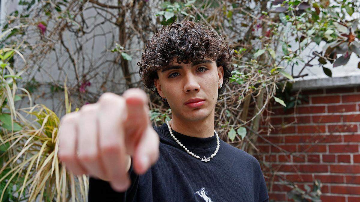 El joven artista mexicano DannyLux, cuyo sonido mexicano – a pesar de haber nacido y crecido en California, Estados Unidos – impregna las letras llenas de melancolía y desamor, recordó en una entrevista en la Ciudad de México sus inicios hace más de cuatro años, cuando se encontraba buscando la manera de hacer felices a sus padres y decidió tomar su guitarra y publicar un cover en TikTok.
