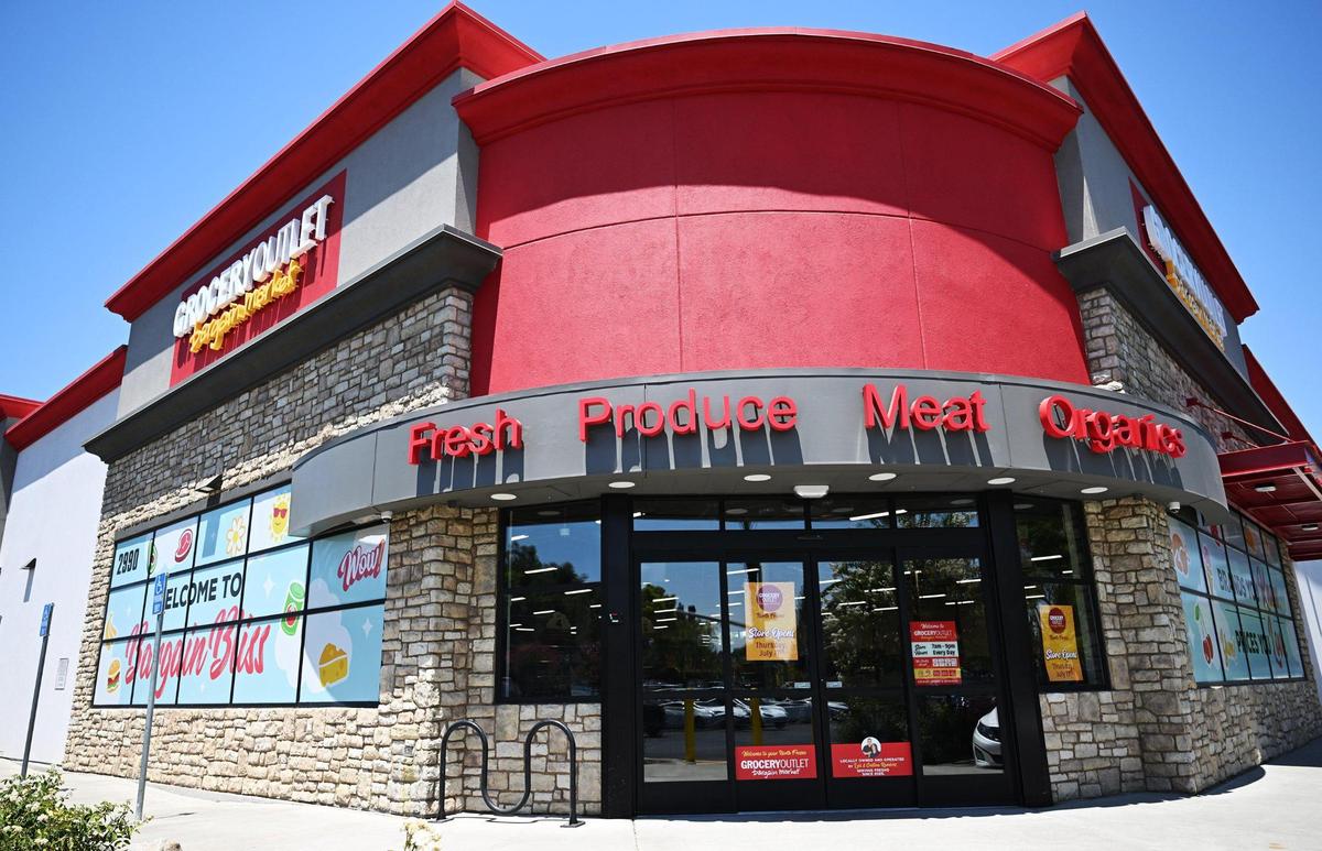 Grocery Outlet at Nees and Willow avenues in Fresno is shown Tuesday, July 15, 2025. The supermarket chain is closing one of its own Rancho Cordova locations.