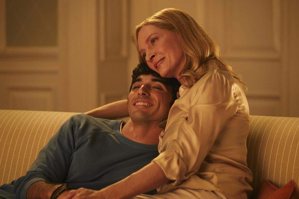 Taylor Zakhar Pérez as Alex Claremont-Diaz and Uma Thurman as President Ellen Claremont in in Prime Videos “Red, White & Royal Blue.”