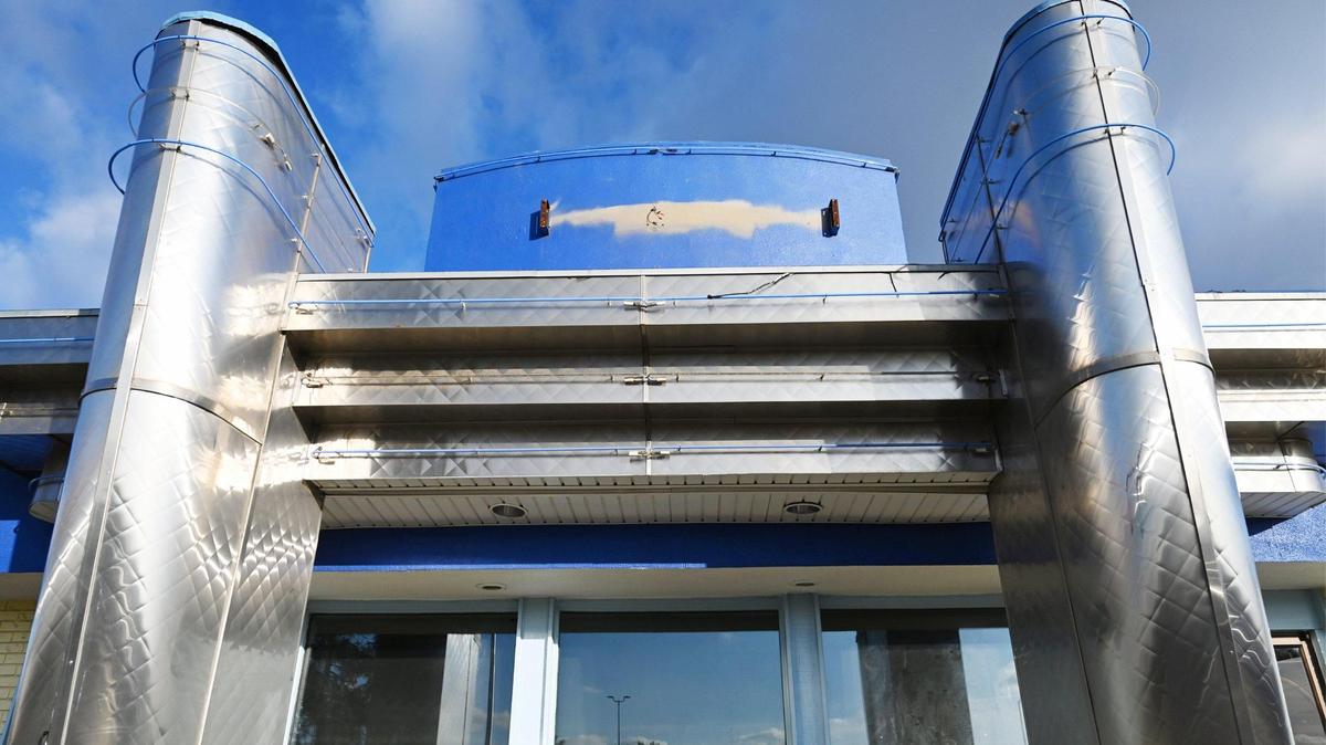The Foster’s Freeze logo is removed from the front of the now-closed east for restaurant on Blackstone Ave. near Barstow Avenue. Photographed Thursday, Jan. 19, 2023 in Fresno.