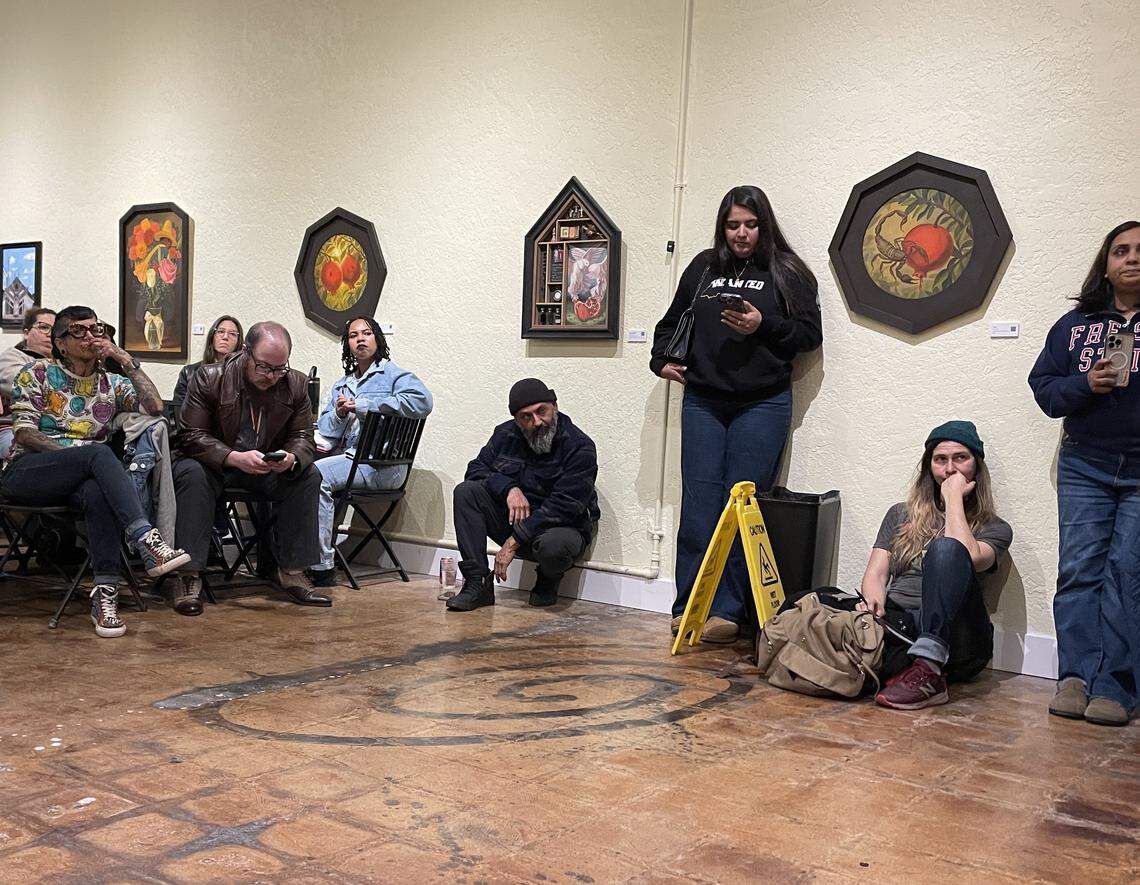 Smiley Calderon, en el centro, observa mientras los funcionarios de la ciudad abordan la investigación por malversación del Fresno Arts Council y los próximos pasos respecto a la administración de subvenciones de Measure P para las artes y la cultura en el espacio de la organización comunitaria Dulce Upfront, cerca de Van Ness y Home avenues en Fresno.