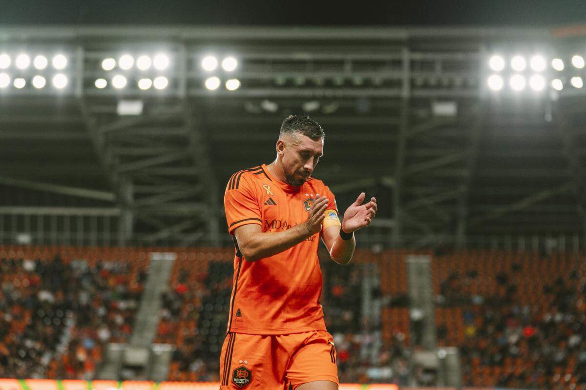 Fotografía cedida hoy por Houston Dynamo que muestra a su jugador Héctor Herrera durante un partido.