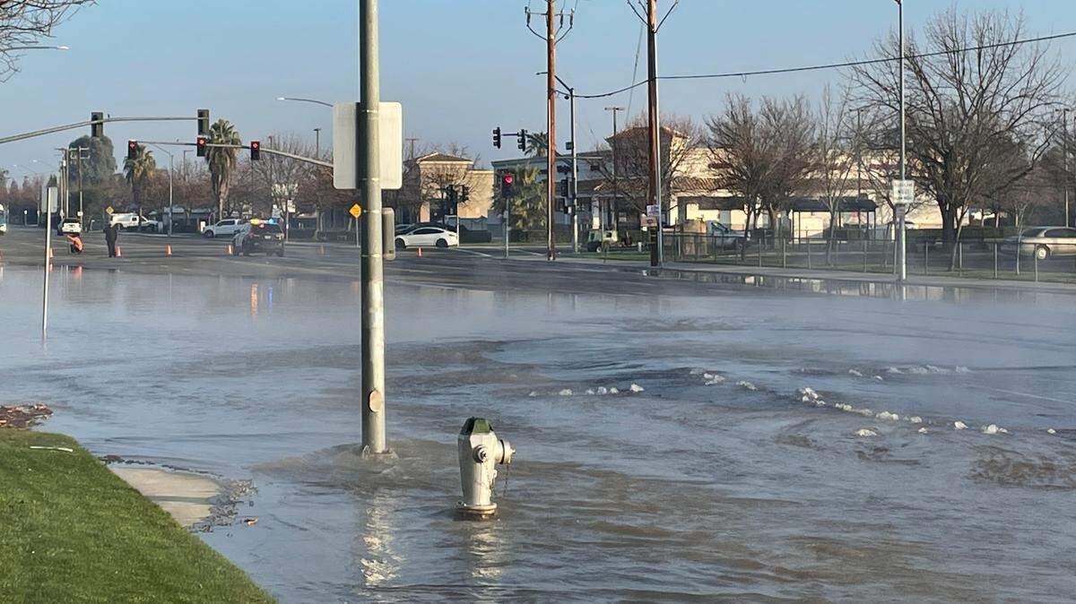 A broke water main flooded a section of Brawley Avenue at Clinton Avenue in west Fresno on Saturday, Jan. 21, 2023.