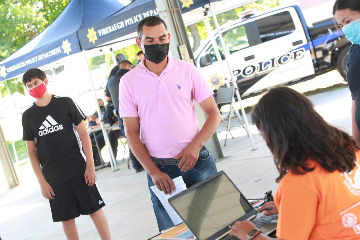 Ariel Lugo, de 46 años quien vive en Firebaugh, espera su turno para tomar la vacuna en un evento en Firebaugh el 11 de junio del 2021.