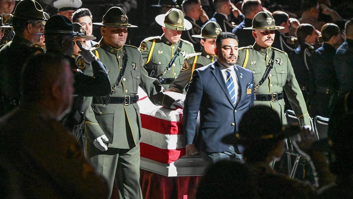 El féretro del agente Gonzalo Carrasco Jr. es escoltado al servicio fúnebre en Selland Arena, el jueves 16 de febrero de 2023 por la mañana.