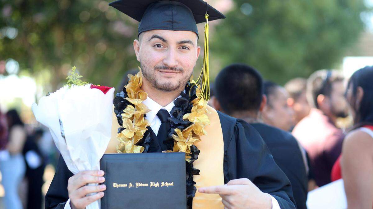 Kenny Rodríguez, graduado de Edison High, fue uno de los 103 estudiantes de último año de las 11 escuelas preparatorias del Distrito Escolar Unificado de Fresno que participaron en la ceremonia de graduación de verano celebrada en el Audra McDonald Theater de Roosevelt High School, el viernes 14 de julio.