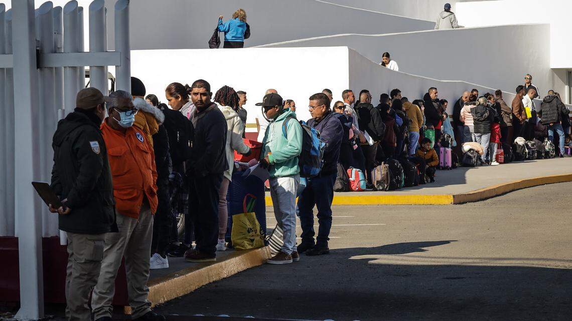 Migrantes hacen fila para solicitar un proceso de asilo en Estados Unidos, el 25 de enero de 2024 en el paso fronterizo del Chaparral en Baja California.