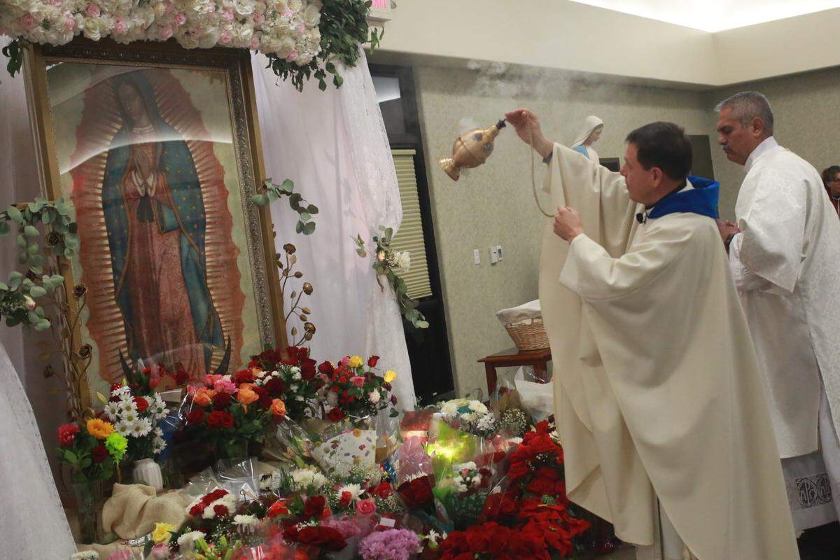 El párroco Alex Chávezdurante la celebración en honor a Nuestra Señora de Guadalupe en la Iglesia San Carlos Borromeo el 12 de diciembre en Visalia.