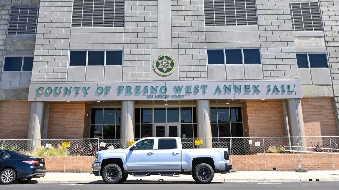 La entrada al nuevo edificio del Anexo Oeste de la Cárcel del Condado de Fresno en el centro de Fresno todavía estaba cerrada con una cerca de malla metálica el miércoles 8 de mayo de 2024, pero los funcionarios dicen que el edificio podría finalmente abrirse para fin de mes.