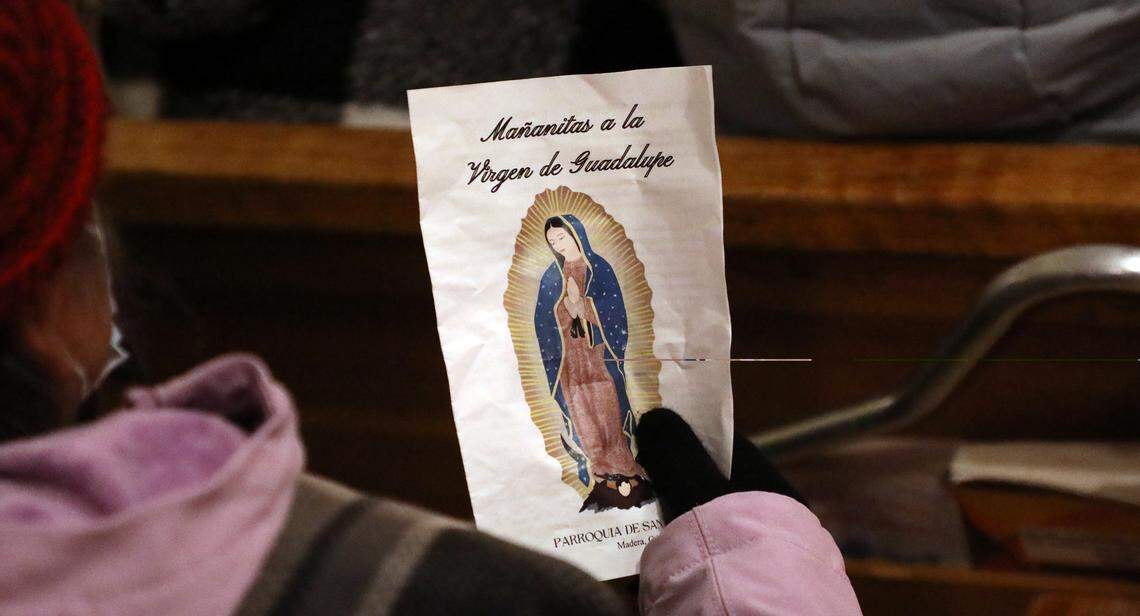 Un feligrés de A St. Joachim Catholic Church en Madera sostiene un programa de la celebración de la Fiesta de la Virgen de Guadalupe el 12 de diciembre de 2025.