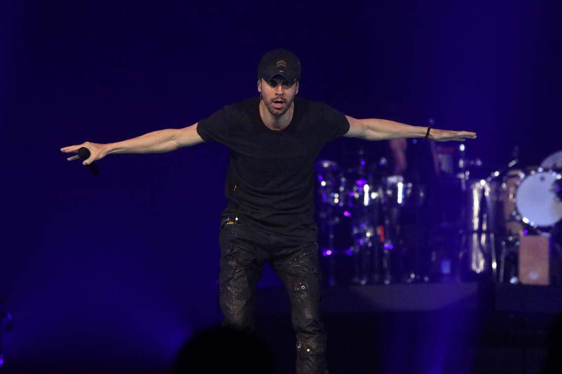 Enrique Iglesias durante la segunda parte del Trilogy Tour 2024 junto a los fenómenos mundiales Ricky Martin y Pitbull en el Save Mart Center, en Fresno, el martes 30 de enero de 2024.