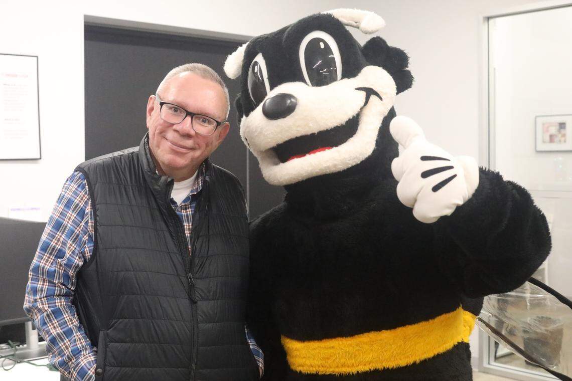 Community members had the opportunity to meet reporters and editors and take photos with Bee's mascot Scoopy while enjoying pan dulce and hot chocolate.