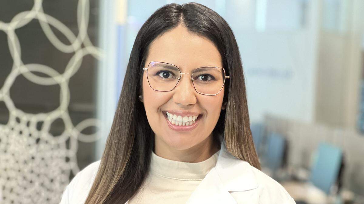La doctora Tania Zavalza Jiménez fue uno de los 100 graduados de la UCSF Fresno que completaron sus años de formación en junio.  Ella se queda como parte del profesorado en el Departamento de Medicina Familiar y Comunitaria en UCSF Fresno. Prestará sus servicios en United Health Centers de Parlier.