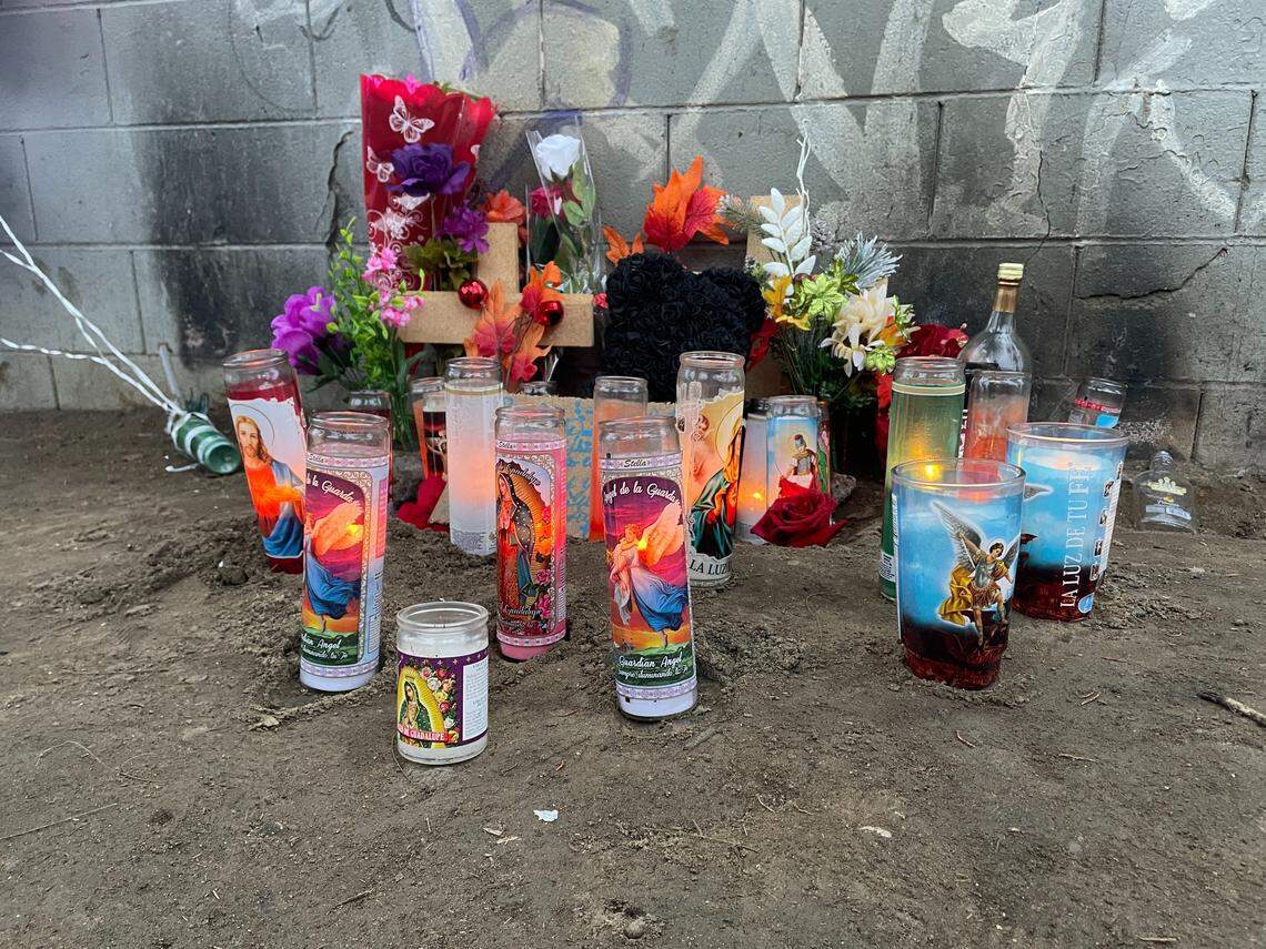 Un memorial por Ronald Wallace, 50, y Denise Celis, 52, quienes fueron encontrados sin vida en su tienda a lo largo de Highway 180 en Fresno el viernes 12 de diciembre de 2025.