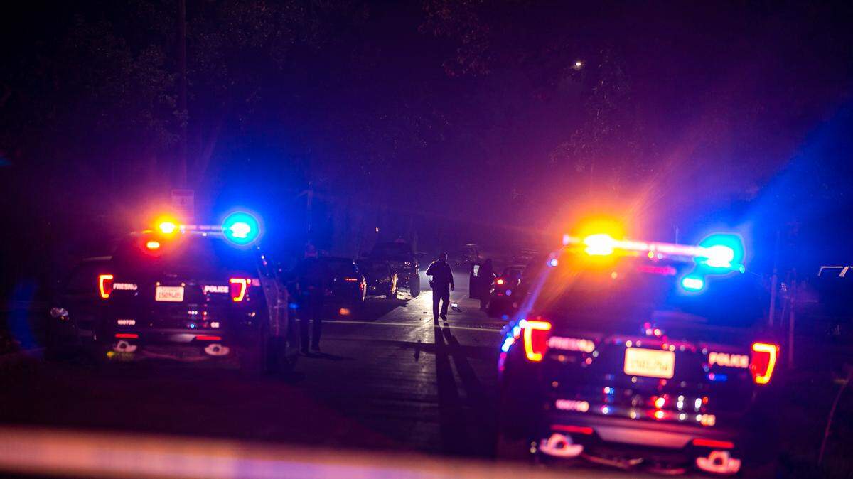 La policía encintó una calle mientras investiga un tiroteo en una fiesta en un Airbnb en el centro de Fresno, el domingo 21 de noviembre de 2021.