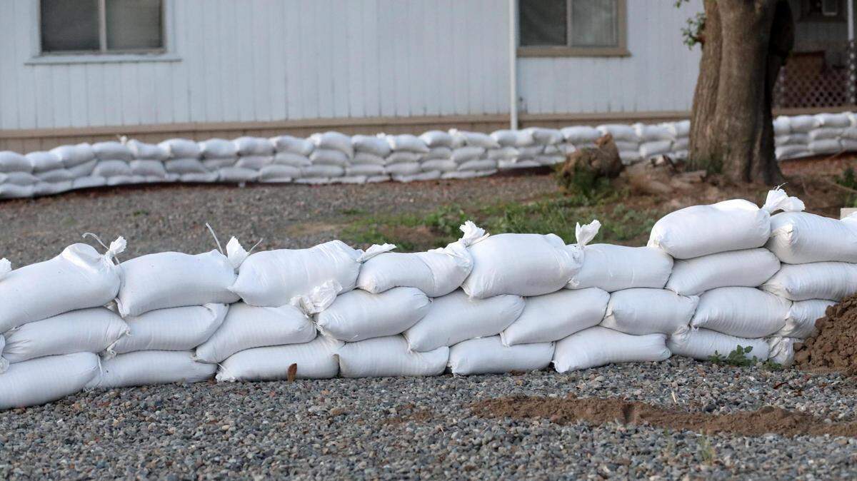 Los vecinos del Distrito de Island, en el noroeste del condado de Kings, se preparan para posibles inundaciones en su comunidad rural de agricultores junto al río Kings.