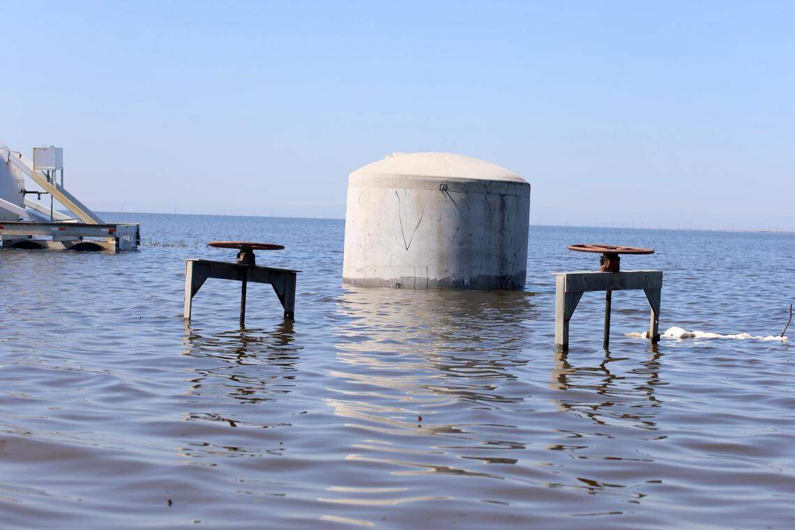 North Hansen Fisk Ditch, en 6th Avenue en dirección sur y Quail Ave., está bajo una inundación generalizada, como se veía alrededor de una milla al sur de Quebec Avenue, en el sur de la ciudad de Corcoran, donde la inundación ha vuelto a crear el antiguo lago Tulare. Fotografiado el jueves 6 de abril de 2023, al sur de Corcoran, California.