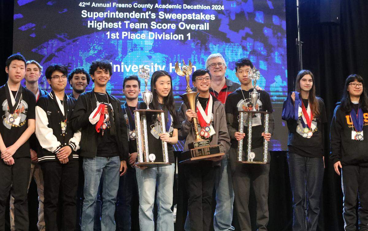 University High ganó su quinto campeonato consecutivo –y el número 12 en total– del Decatlón Académico del Condado de Fresno, el sábado por la noche en Sunnyside High.