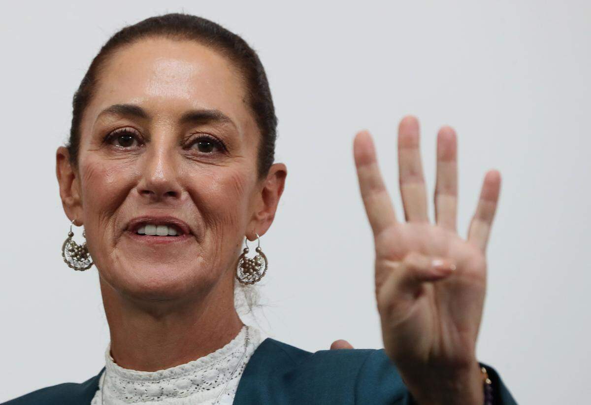 La aspirante presidencial del Movimiento de Regeneración Nacional (Morena), Claudia Sheinbaum ofrece una rueda de prensa el 10 de septiembre en Ciudad de México.