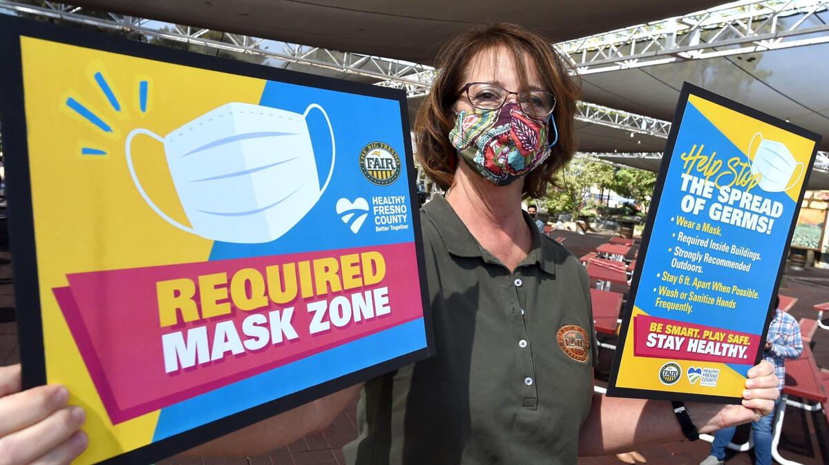 En una rueda de prensa celebrada el miércoles 29 de septiembre de 2021, Stacie Rianda, Subdirectora II de la Gran Feria de Fresno, sostiene los carteles de precaución que se colocarán en toda la feria para fomentar el uso de mascarillas durante el evento. Los visitantes de la feria podrán disfrutar de una nueva exposición sobre la herencia italiana.