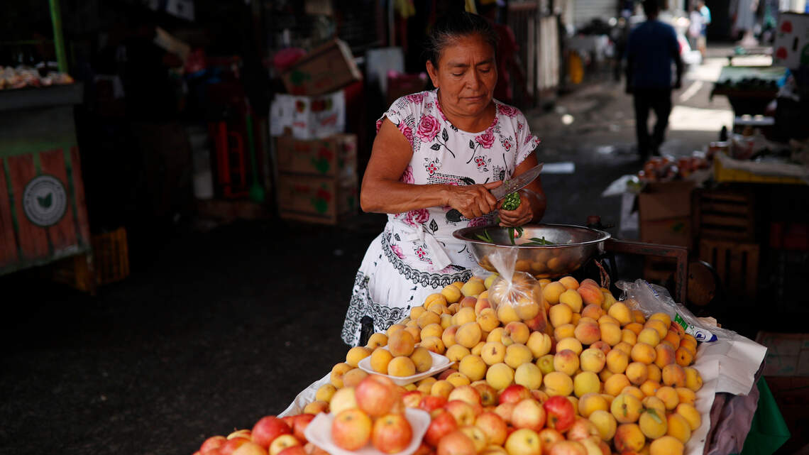Los precios, el gran dilema de los vendedores y compradores de alimentos en El Salvador