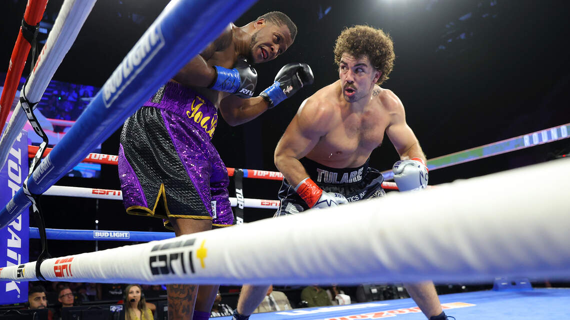 Richard Torrez Jr. derrota a su rival por TKO y las redes sociales reaccionan