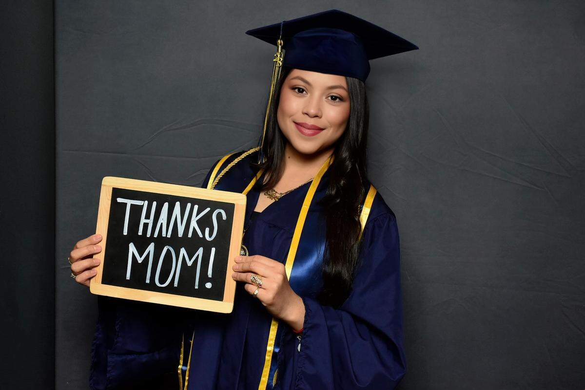 La oradora Kimberly Farías, estudiante universitaria mexicano-estadounidense de primera generación, y con doble licenciatura en ciencias políticas y psicología, se unió a los cientos de Bobcats que se graduaron el domingo 14 de mayo por la mañana en la Facultad de Ciencias Sociales, Humanidades y Artes de la UC Merced.