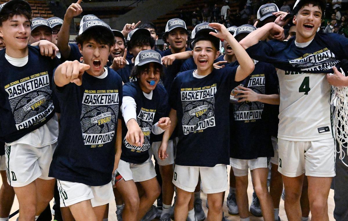 Dinuba celebrates its win over Mission Prep in the Division II game Friday, Feb. 23, 2024 in Fresno..