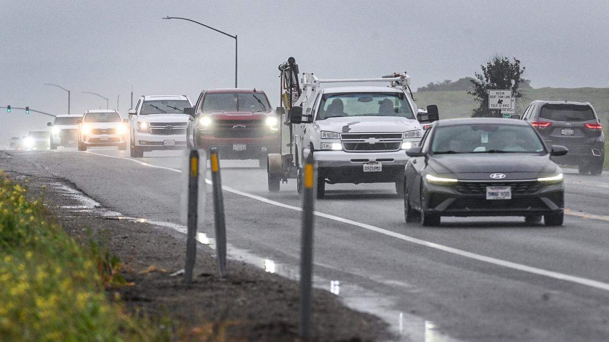 Traffic travels south on Freeway 41 south of Avenue 15 in Madera County as a heavy downpour hits the area on Tuesday, Feb. 17, 2026.
