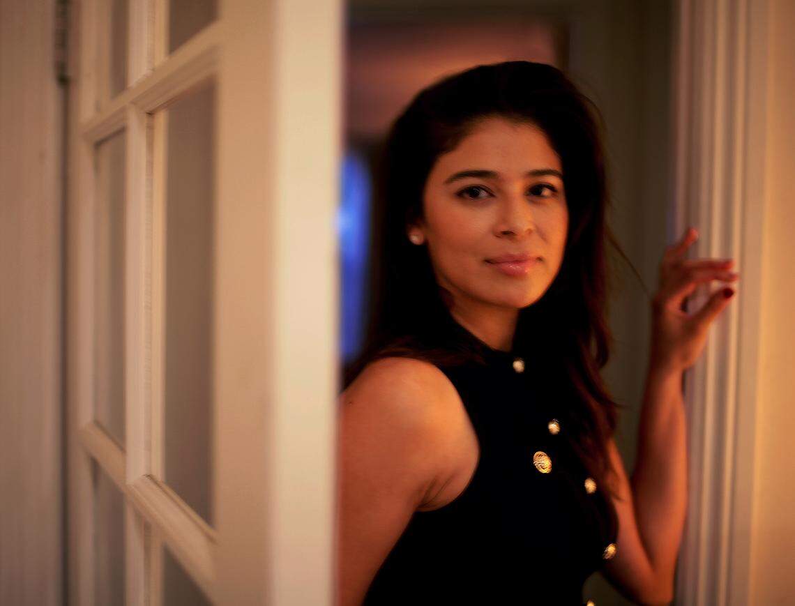 La directora de origen hondureño Nicole Mejía. Su primer largometraje ‘A Place in the Field’ - que fue elegido para distribución teatral por Lionsgate y Grindstone - se estrena en salas de cines este 10 de noviembre.