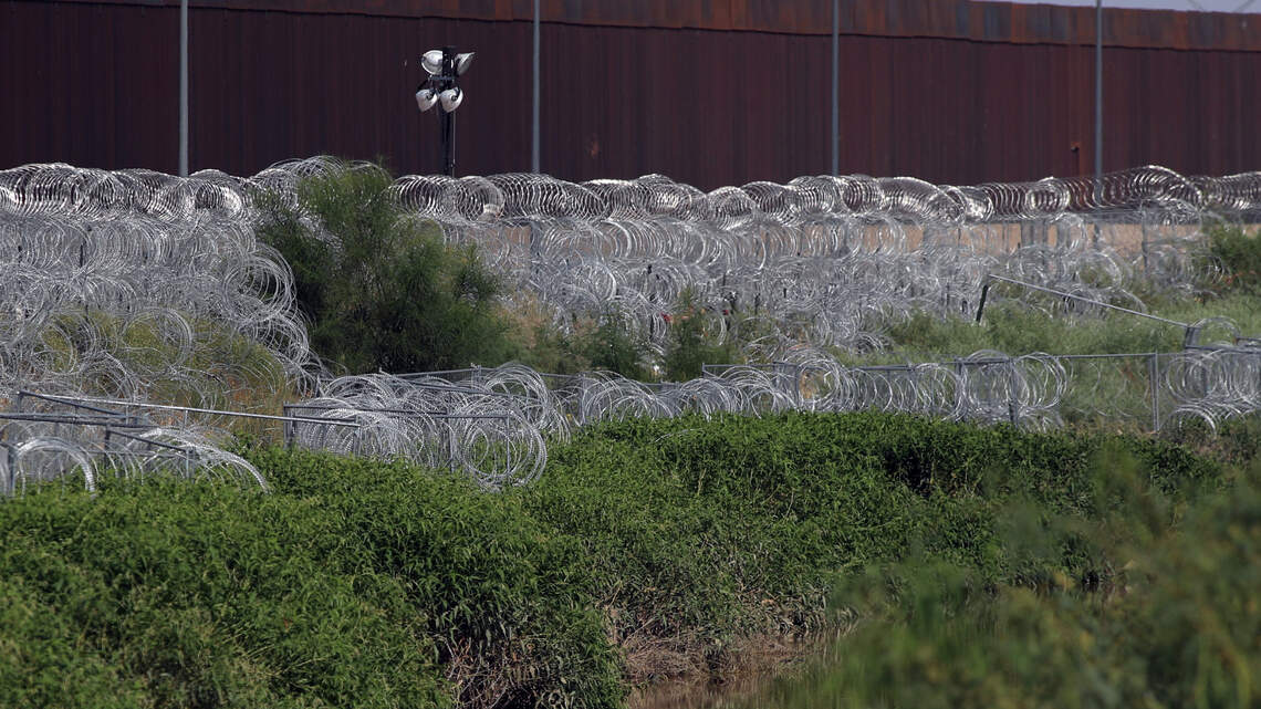 Texas expands controversial barbed-wire fence on México border