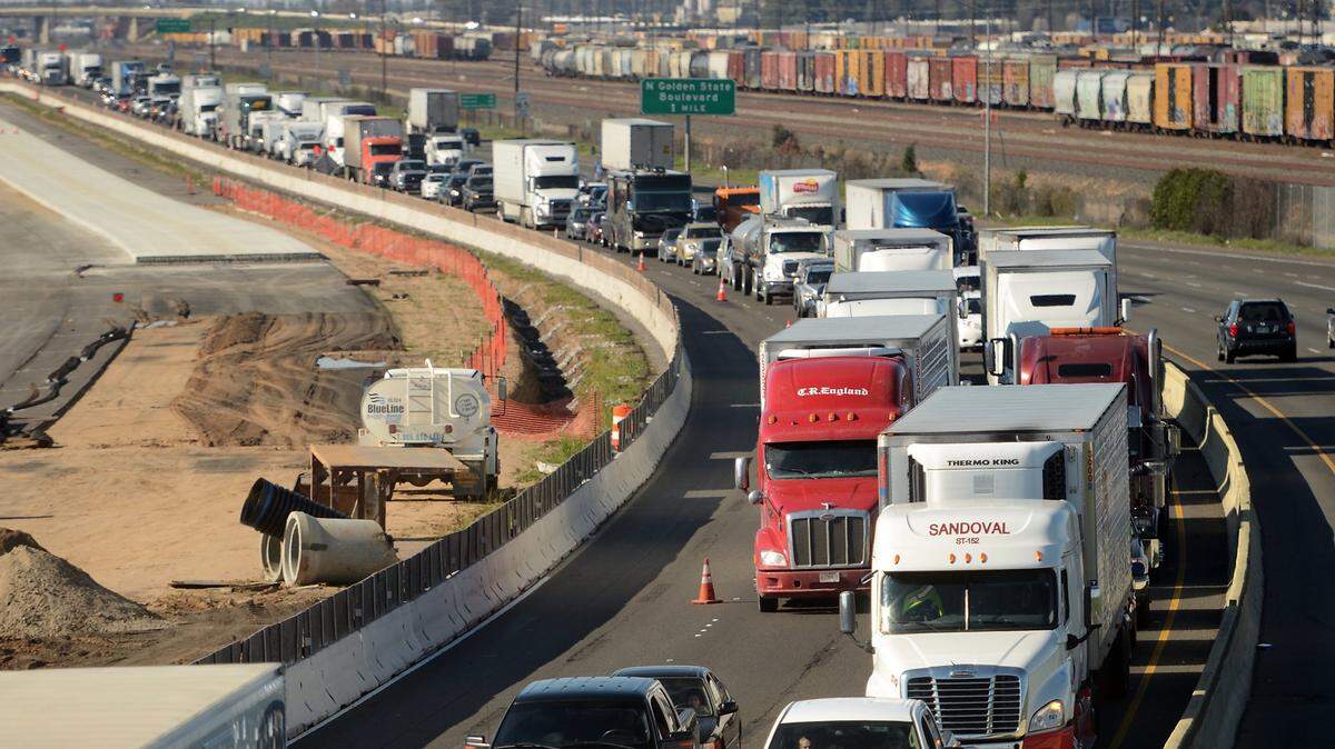 Southbound traffic crawls along Highway 99 on a Saturday afternoon in 2017 in Fresno. Caltrans reported the backup was due to equipment failure during pothole repairs.