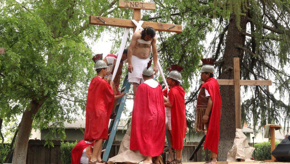Luis Alberto Hernández personificó a Jesús en el Vía Crucis de la iglesia católica de San Antonio María Claret, el Viernes Santo 29 de marzo de 2024, en Fresno.