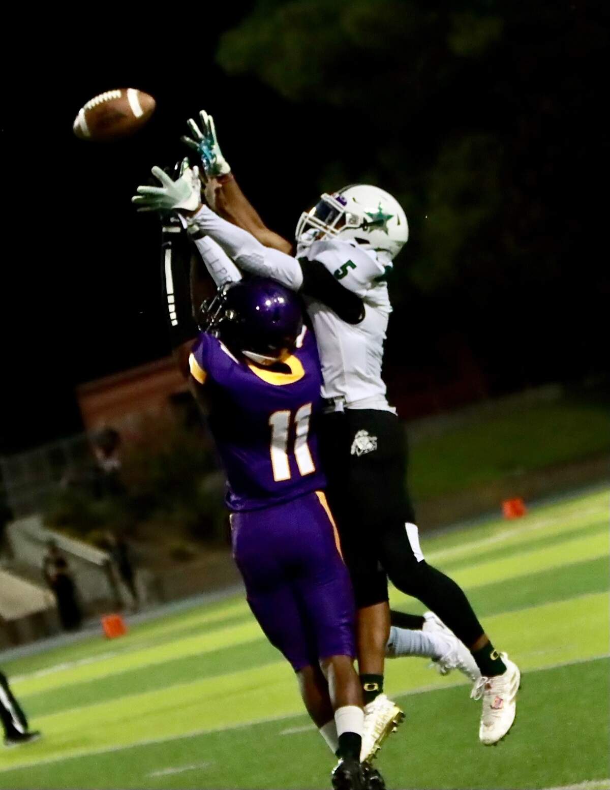 Hoover’s Elijah Johnson attempts to make a reception with Fresno’s Delbert Hall in coverage on Friday, Sept. 23, 2022.