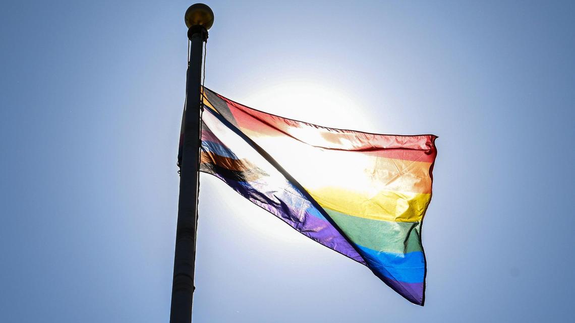 La bandera del Orgullo ondea sobre el Ayuntamiento de Fresno tras la Tercera Ceremonia Anual de Izado de la Bandera del Orgullo, el viernes 9 de junio de 2023.