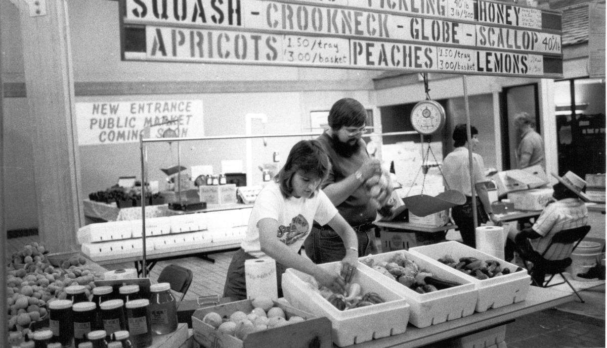 Wendy Davis, left, and John Salonen sell apricots, peaches and other items at Fresno's Farmers Market in this Fresno Bee file photo from 1984.