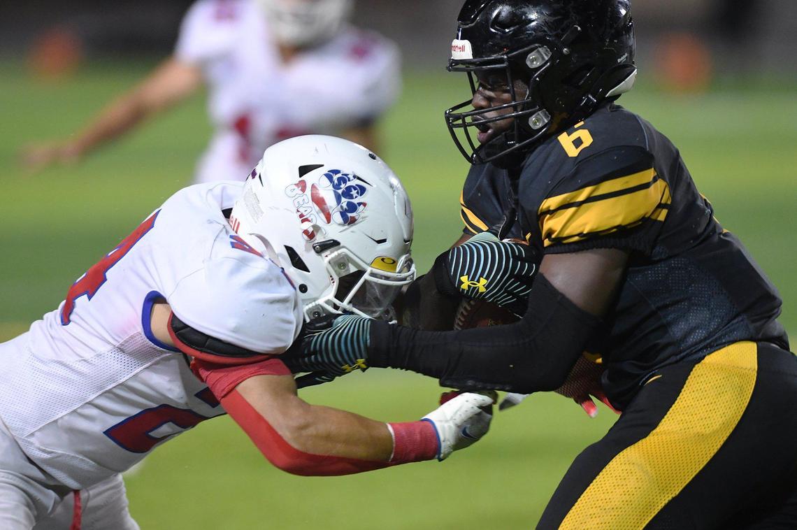 Buchanan’s Jerry Rangel, left, attempts to tackle Edison’s Myles Lee, right, on Friday, Sept 24, 2021 at McLane Stadium in Fresno.