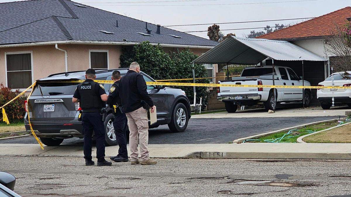 Dos personas fueron encontradas muertas en el patio  de una casa de Reedley, California, el sábado 6 de enero de 2024.