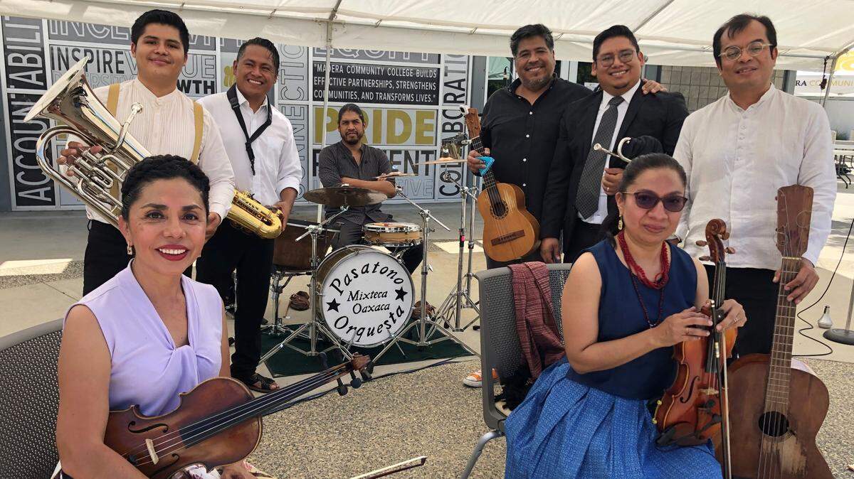 Los miembros de la banda mixteca Pasatono Orquesta, se presentaron el 13 de agosto en las instalaciones del Colegio Comunitario de Madera deleitando a los presentes con su música durante el primer Foro de Comunidades Indígenas mexicanas en el Exterior organizado por el Consulado de México en Fresno. Ellos compartieron la riqueza cultural de los pueblos indígenas mexicanos a través de su música.
