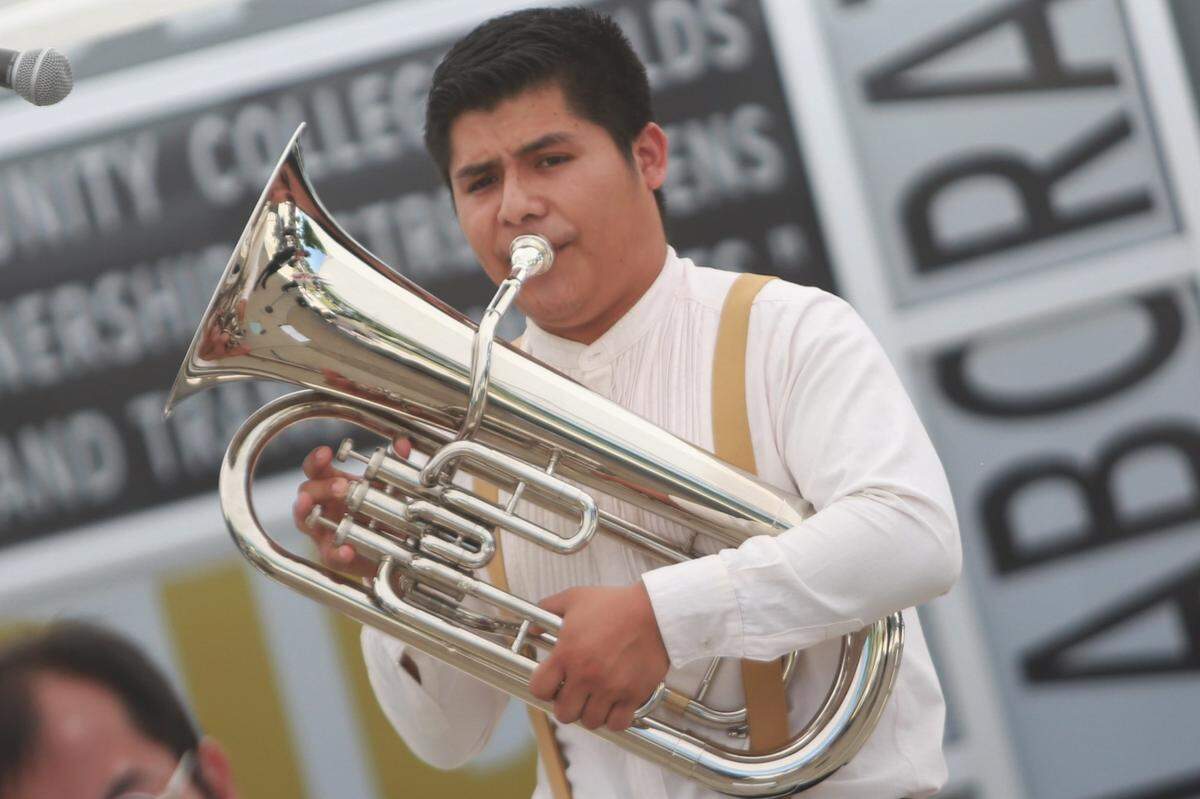 Froylan Bautista miembro de la banda mixteca Pasatono Orquesta. Pasatono se presentó el 13 de agosto en las instalaciones del Colegio Comunitario de Madera deleitando a los presentes con su música durante el primer Foro de Comunidades Indígenas mexicanas en el Exterior organizado por el Consulado de México en Fresno. Ellos compartieron la riqueza cultural de los pueblos indígenas mexicanos a través de su música.