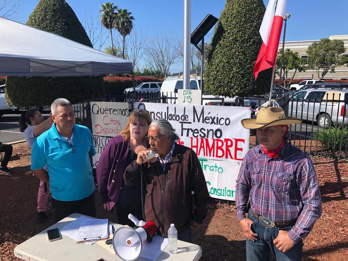 El coordinador de la Coalición México 2024 ‘Voto Desde el Extranjero’ Ángel&nbsp;Noriega&nbsp;(centro) dijo que se declaró de manera voluntaria en huelga de hambre el 26 de febrero.&nbsp;