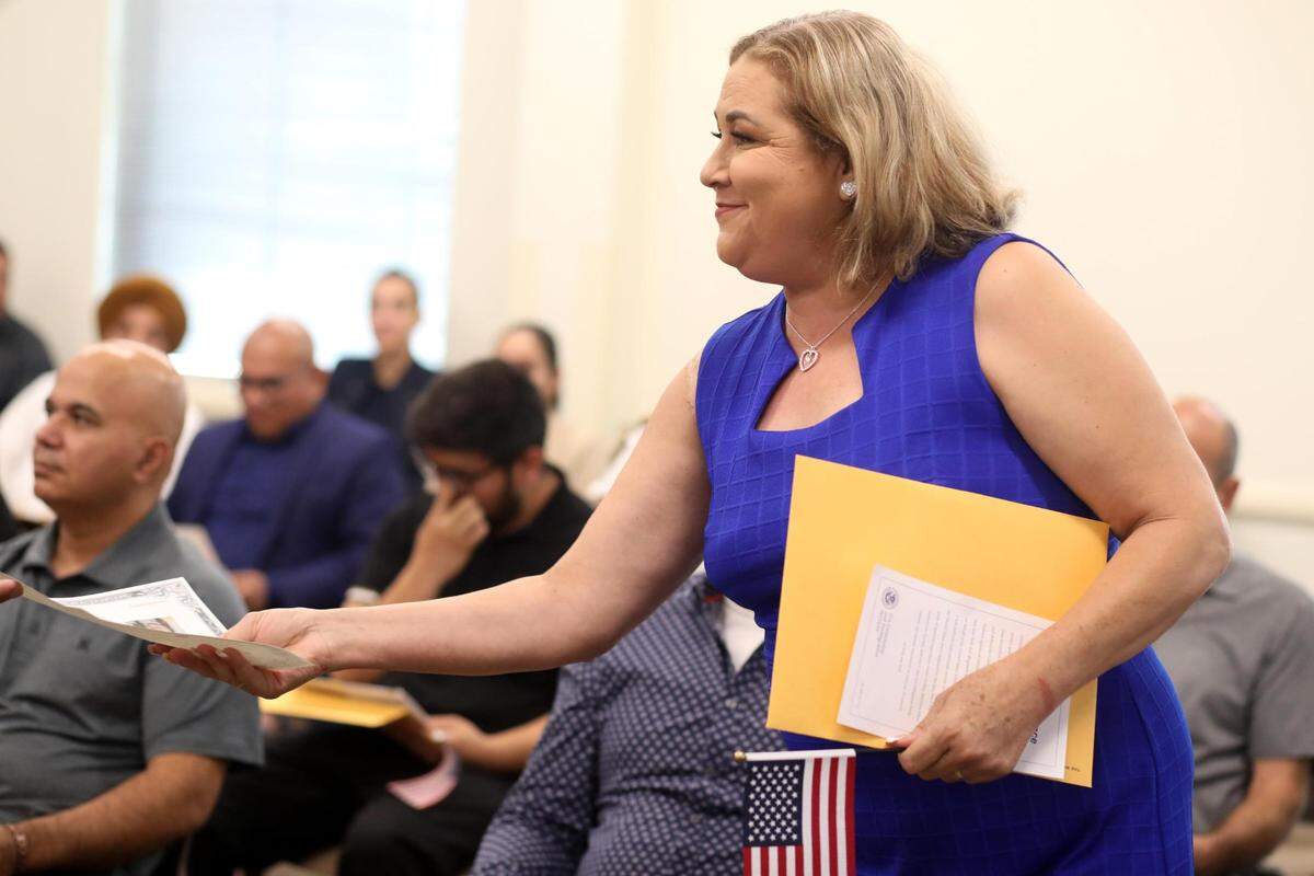 María del Rosario Díaz de Reyes fue una de las personas del Valle proveniente de varios países incluyendo México que tomaron juramento a la bandera de los Estados Unidos durante una ceremonia de naturalización en la oficina del USCIS en Fresno el martes, 18 de julio.