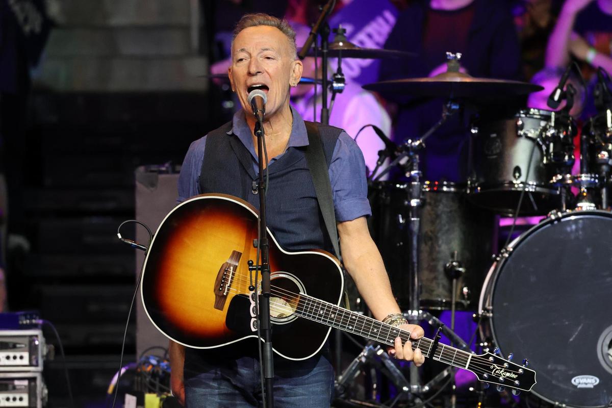 El cantante Bruce Springsteen se presenta este lunes durante un concierto en Filadelfia (Estados Unidos). El expresidente de EE.UU. Barack Obama, el legendario “Jefe” del rock Bruce Springsteen y el influyente músico John Legend unieron sus voces este lunes en Filadelfia para respaldar a Kamala Harris y advertir sobre los “riesgos” que Donald Trump representa para los valores de la clase trabajadora estadounidense.
